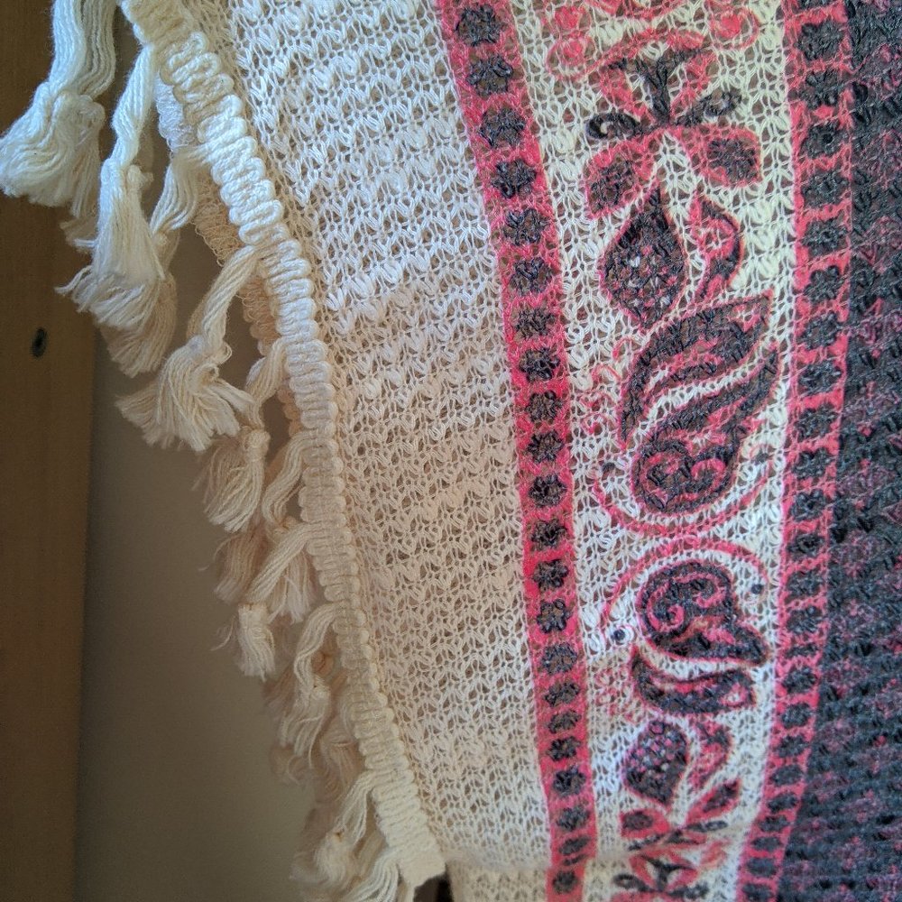 Orange Creek Womens SMALL Boho Gypsy Tassel Shawl w Pink and Gray Paisley Design - Picture 4 of 7